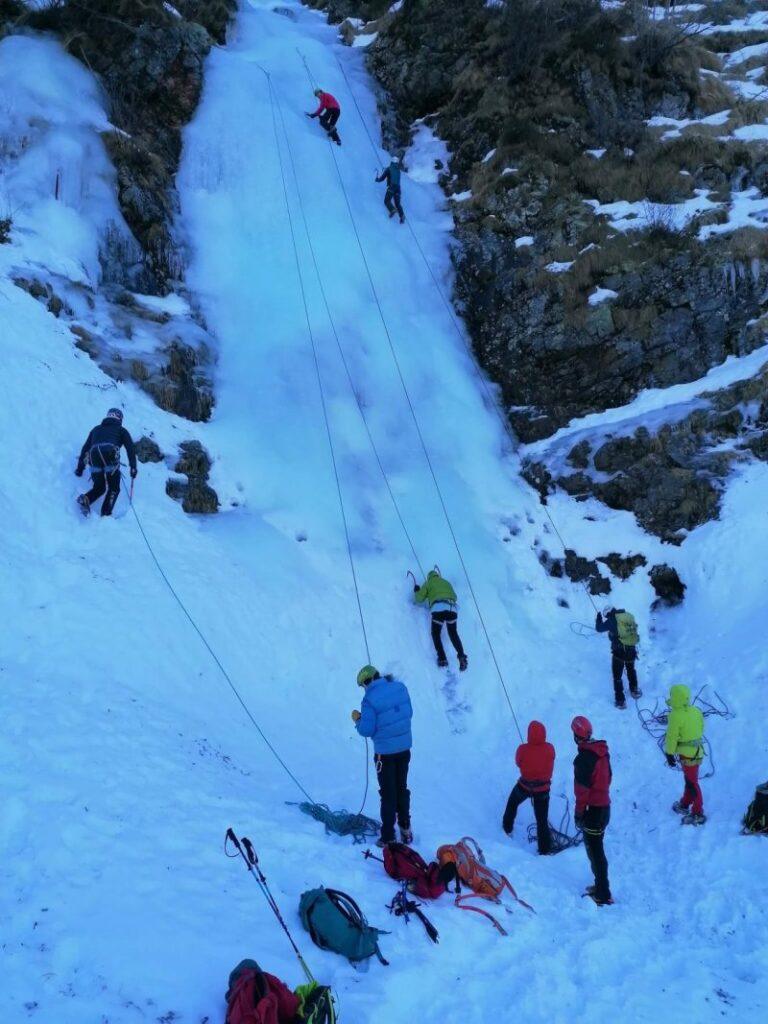 Scopri di più sull'articolo Arrampicata su cascata di ghiaccio